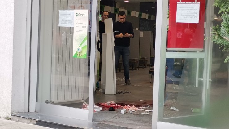 Caddede kar maskeli 2 kişi ateş açtı; 1'i çocuk 2 yaralı