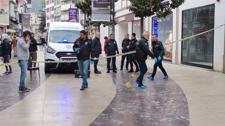 Caddede kar maskeli 2 kişi ateş açtı; 1'i çocuk 2 yaralı