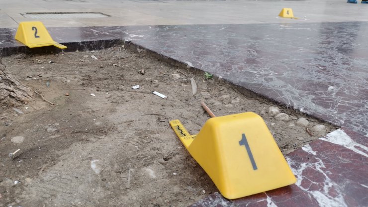 Caddede kar maskeli 2 kişi ateş açtı; 1'i çocuk 2 yaralı