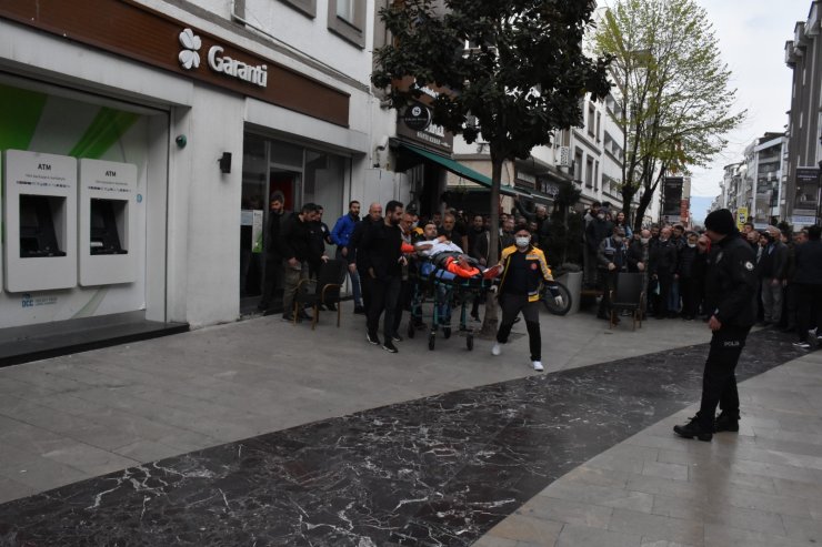 Caddede kar maskeli 2 kişi ateş açtı; 1'i çocuk 2 yaralı