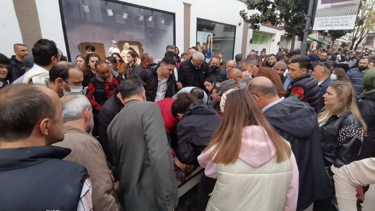 Caddede kar maskeli 2 kişi ateş açtı; 1'i çocuk 2 yaralı