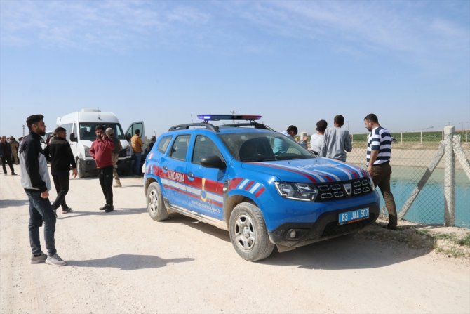 Otomobil sulama kanalına düştü