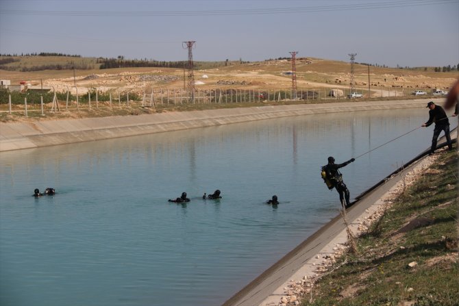 Otomobil sulama kanalına düştü