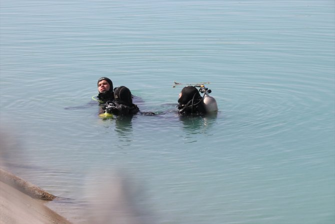 Otomobil sulama kanalına düştü