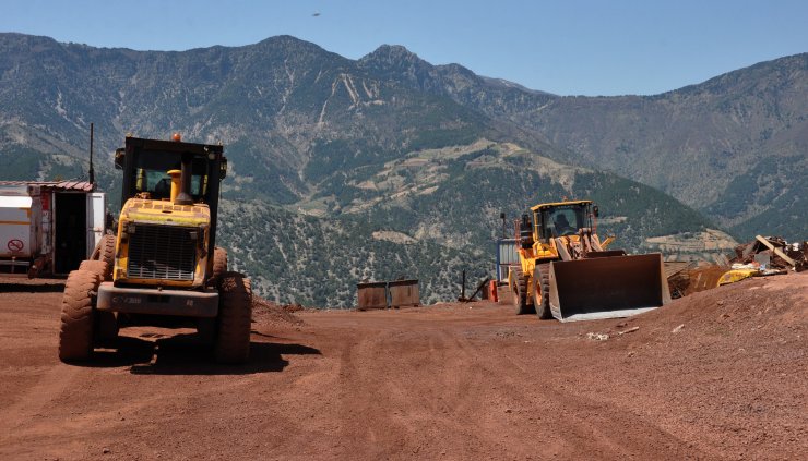 Devrilen iş makinesinin operatörü öldü