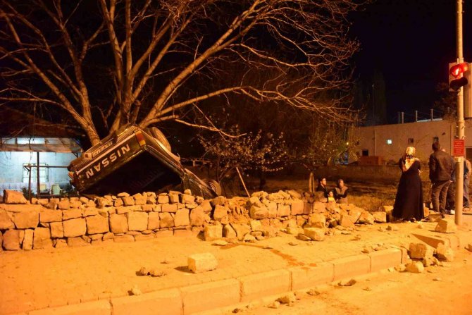 Ehliyetsiz sürücünün kullandığı araç müstakil evin bahçesine uçtu: 6 yaralı