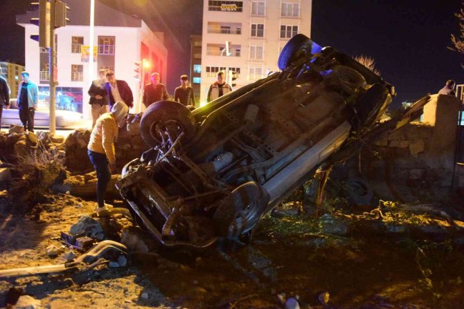 Ehliyetsiz sürücünün kullandığı araç müstakil evin bahçesine uçtu: 6 yaralı