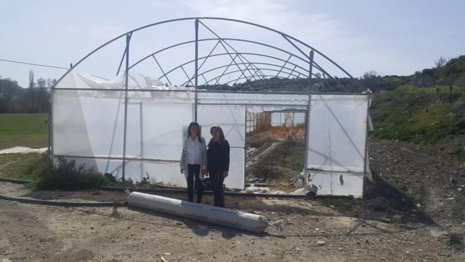 Fırtınada zarar göre seralara büyükşehirden destek