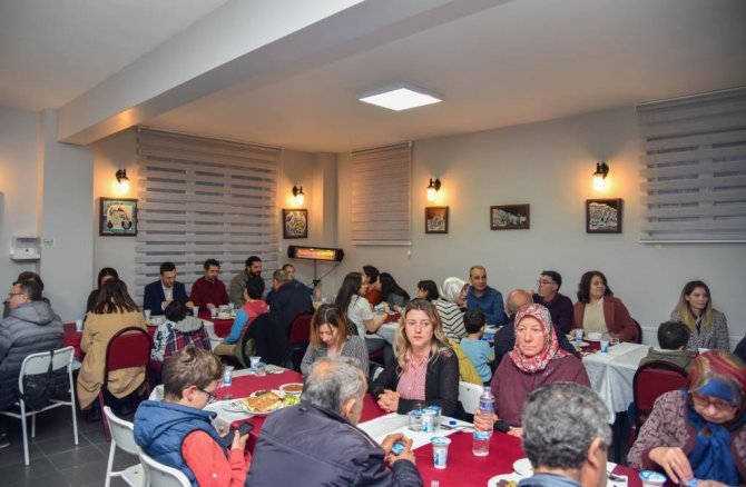 Hazırladıkları iftar sofrasıyla davetlilerden tam not aldılar