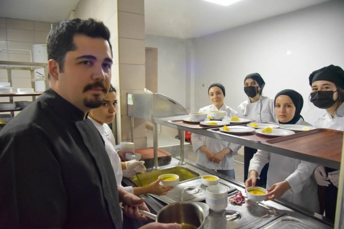 Hazırladıkları iftar sofrasıyla davetlilerden tam not aldılar