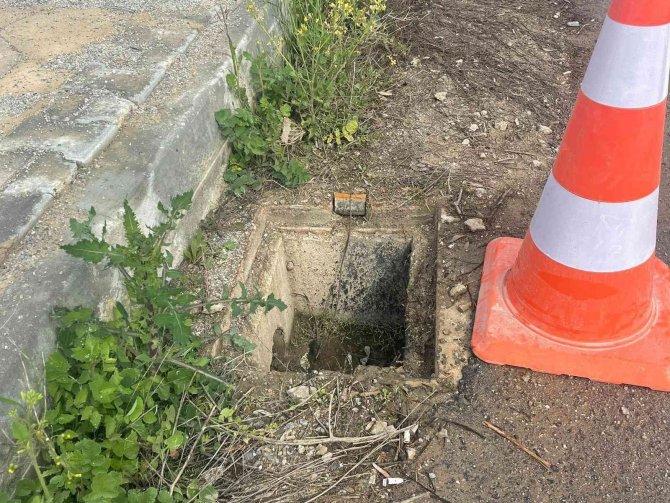 Hırsızlar tehlike saçtı...Bir gecede 12 rögar kapağını çaldılar