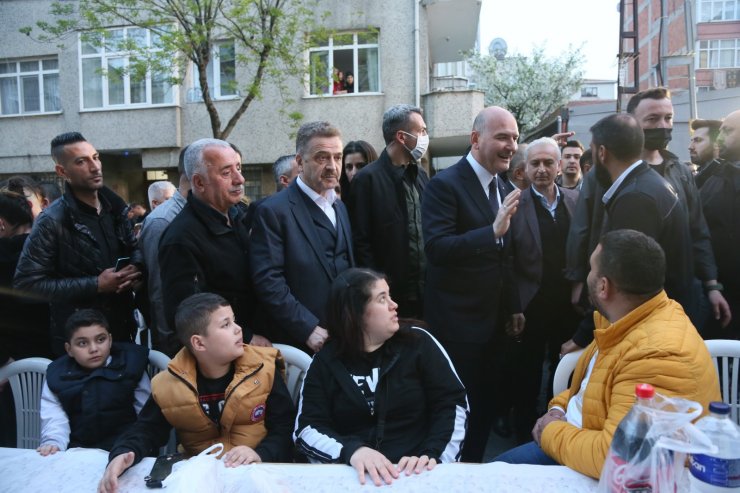 İçişleri Bakanı Soylu Gaziosmanpaşa'da Romanlarla iftar yaptı
