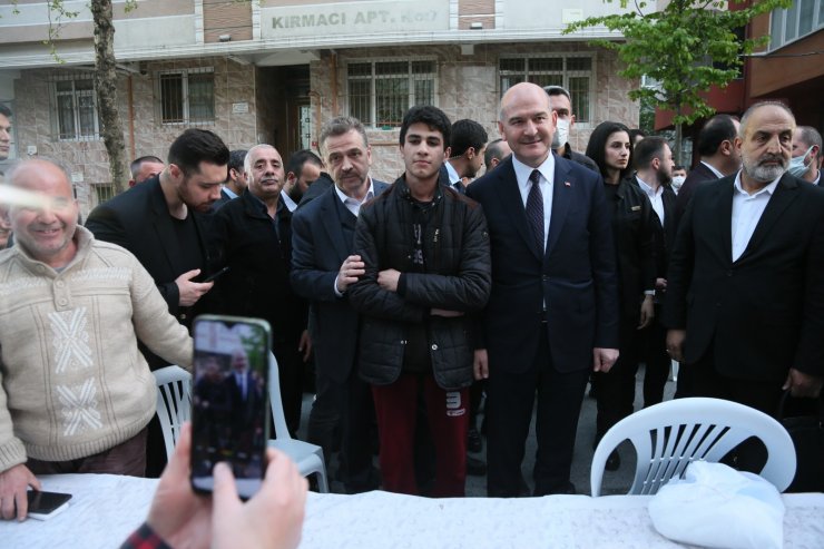 İçişleri Bakanı Soylu Gaziosmanpaşa'da Romanlarla iftar yaptı