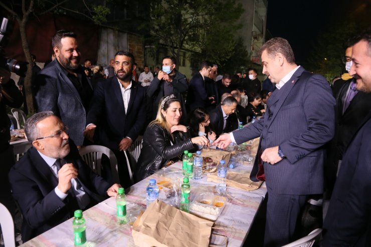 İçişleri Bakanı Soylu Gaziosmanpaşa'da Romanlarla iftar yaptı