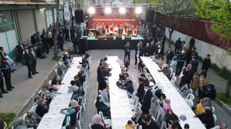 İçişleri Bakanı Soylu Gaziosmanpaşa'da Romanlarla iftar yaptı