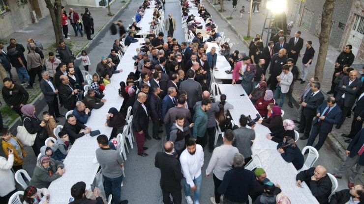 İçişleri Bakanı Soylu Gaziosmanpaşa'da Romanlarla iftar yaptı