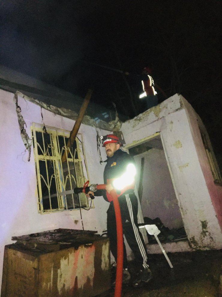 Kendini son anda dışarı attı, evinin yanışını görüntüledi