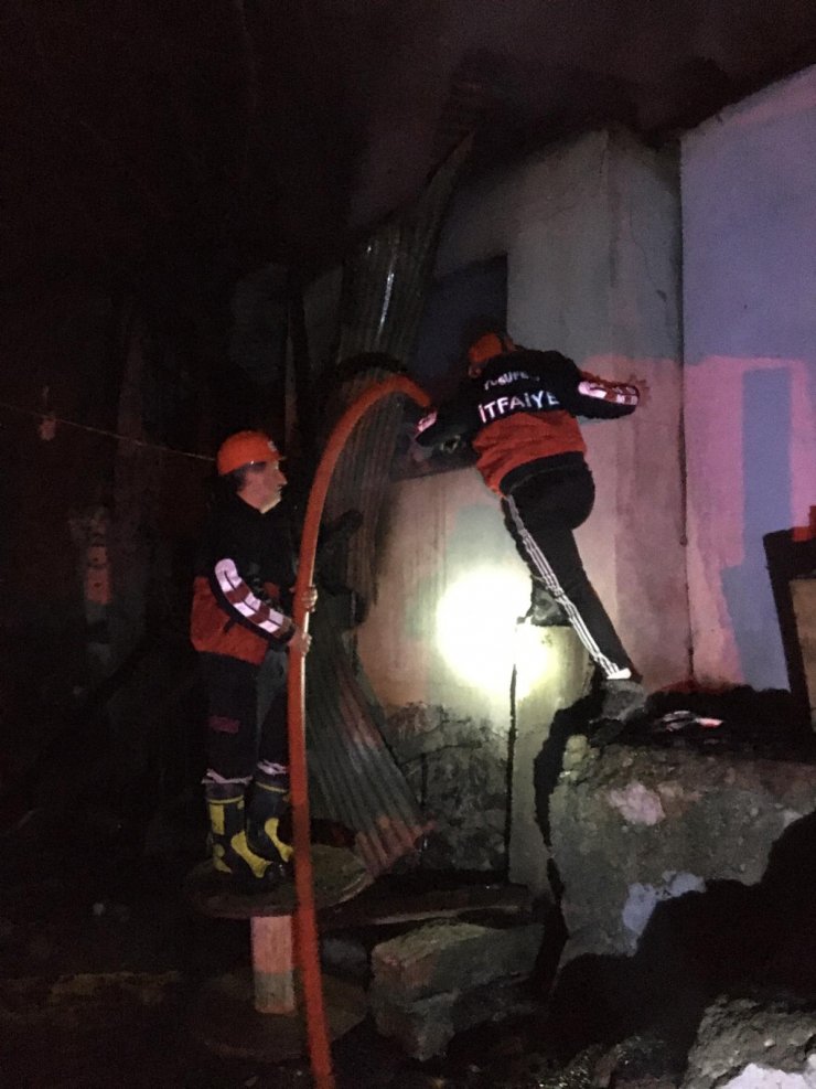 Kendini son anda dışarı attı, evinin yanışını görüntüledi