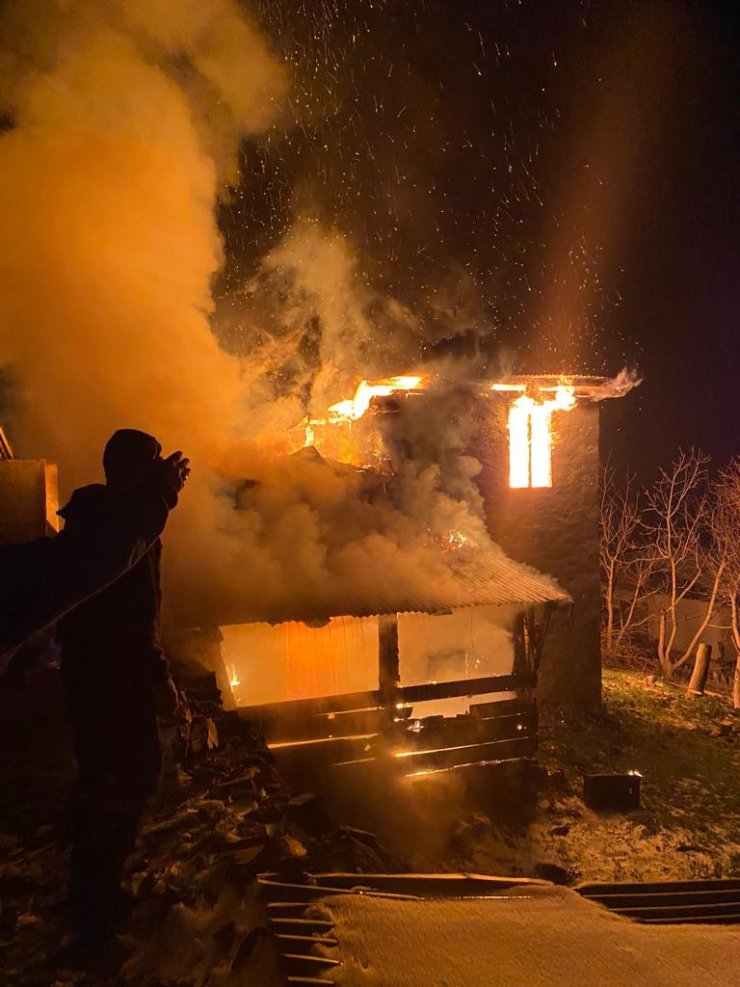 Kendini son anda dışarı attı, evinin yanışını görüntüledi