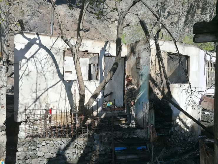 Kendini son anda dışarı attı, evinin yanışını görüntüledi