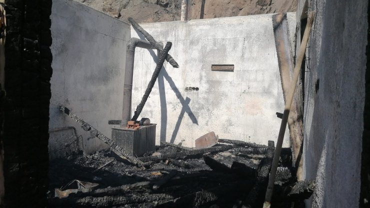 Kendini son anda dışarı attı, evinin yanışını görüntüledi