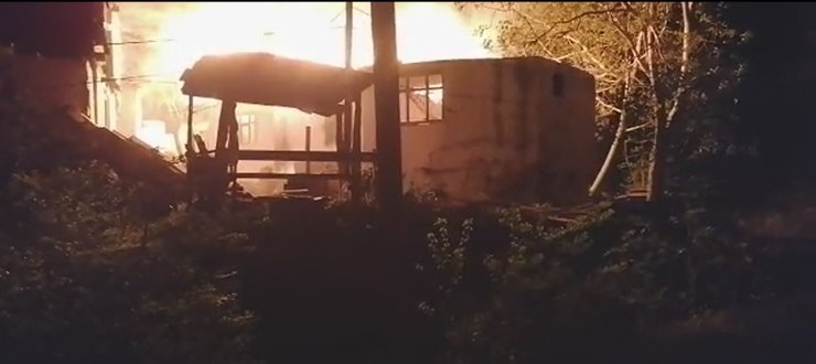 Kendini son anda dışarı attı, evinin yanışını görüntüledi