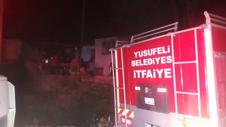 Kendini son anda dışarı attı, evinin yanışını görüntüledi