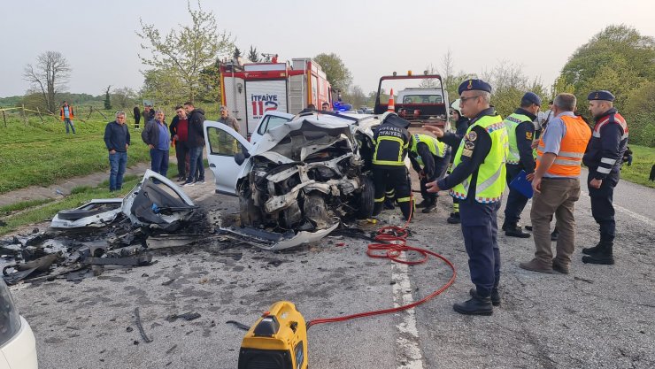 Kontrolden çıkan otomobil, karşı yönden gelen iki araçla çarpıştı: 2 ölü, 1 yaralı
