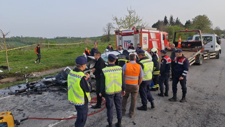 Kontrolden çıkan otomobil, karşı yönden gelen iki araçla çarpıştı: 2 ölü, 1 yaralı