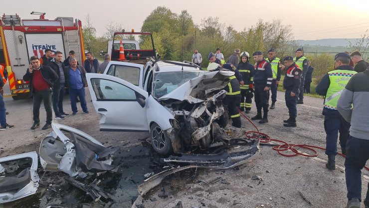 Kontrolden çıkan otomobil, karşı yönden gelen iki araçla çarpıştı: 2 ölü, 1 yaralı