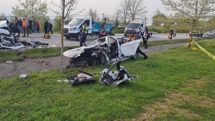 Kontrolden çıkan otomobil, karşı yönden gelen iki araçla çarpıştı: 2 ölü, 1 yaralı
