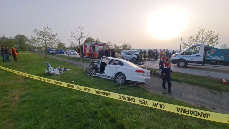 Kontrolden çıkan otomobil, karşı yönden gelen iki araçla çarpıştı: 2 ölü, 1 yaralı