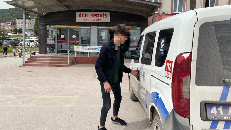 Lise öğrencisi bıçağı gösterirken arkadaşını yaraladı