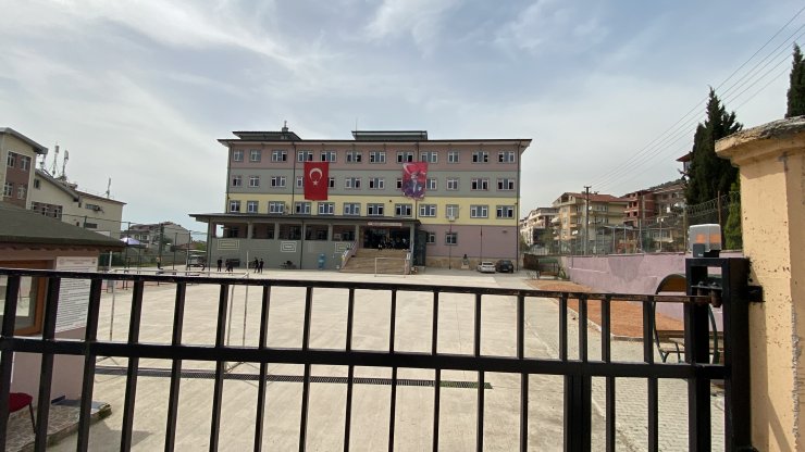 Lise öğrencisi bıçağı gösterirken arkadaşını yaraladı