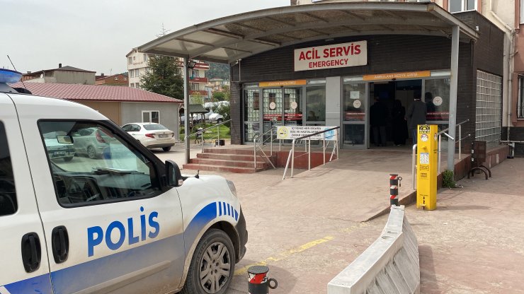 Lise öğrencisi bıçağı gösterirken arkadaşını yaraladı