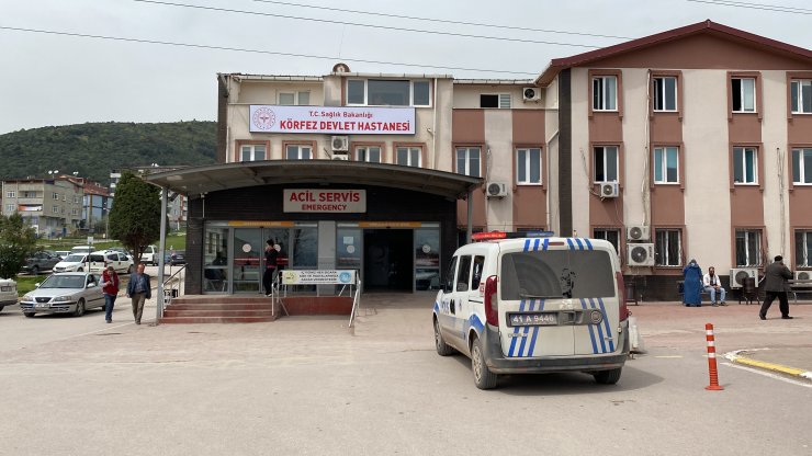 Lise öğrencisi bıçağı gösterirken arkadaşını yaraladı