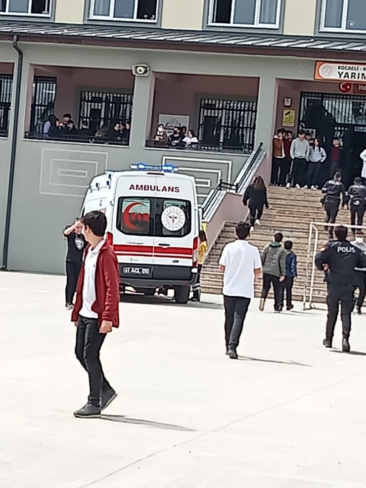 Lise öğrencisi bıçağı gösterirken arkadaşını yaraladı