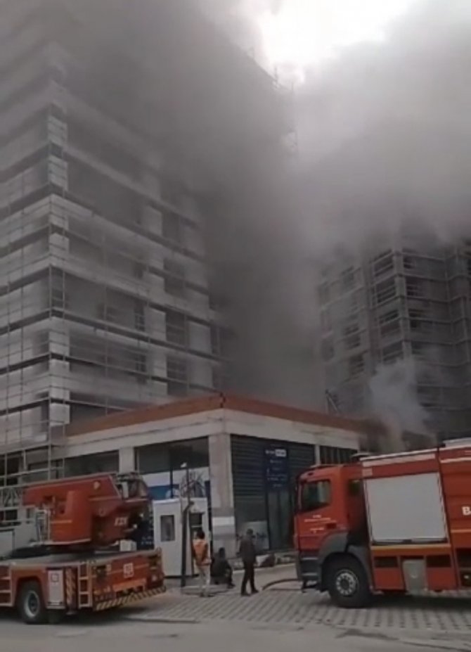 Lüks rezidans inşaatında korkutan yangın