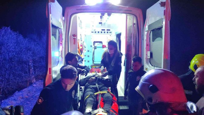 Ormanlık alana düşen adamı itfaiye ekipleri kurtardı
