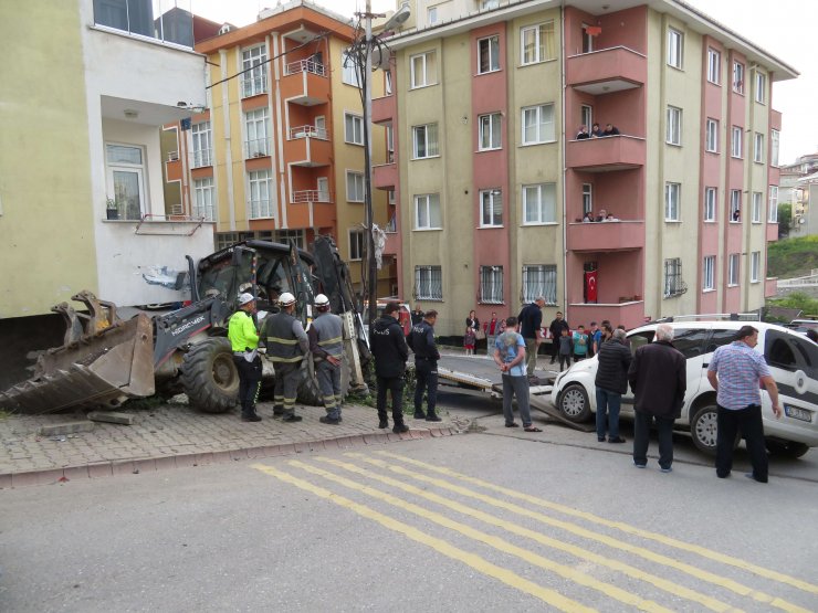 Sokakta kayan iş makinesi ortalığı birbirine kattı