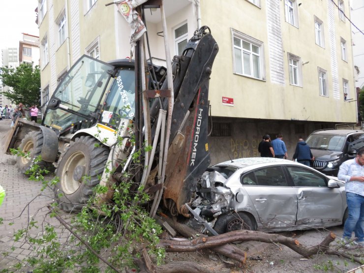 Sokakta kayan iş makinesi ortalığı birbirine kattı