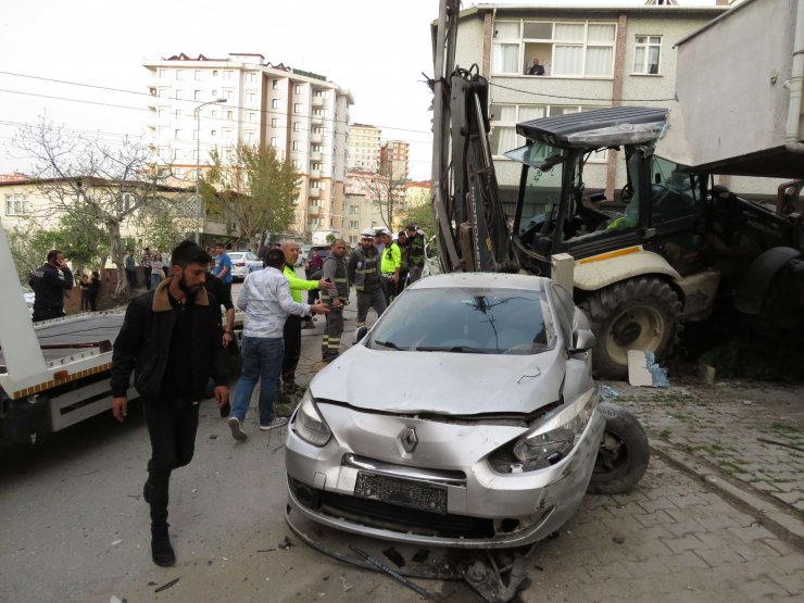 Sokakta kayan iş makinesi ortalığı birbirine kattı