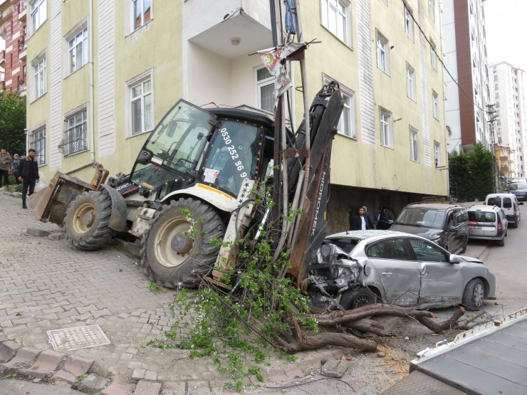 Sokakta kayan iş makinesi ortalığı birbirine kattı
