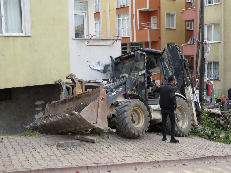 Sokakta kayan iş makinesi ortalığı birbirine kattı