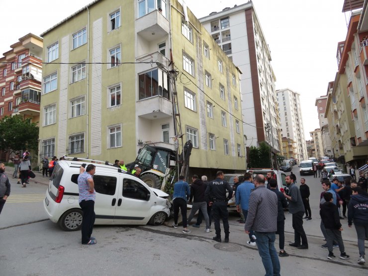 Sokakta kayan iş makinesi ortalığı birbirine kattı