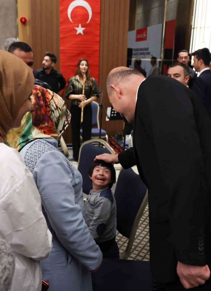 Soylu, Diyarbakır’da evlat nöbetindeki ailelerle iftarda bir araya geldi