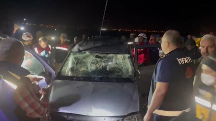 Ticari araç sulama kanalına uçtu: 3 ölü