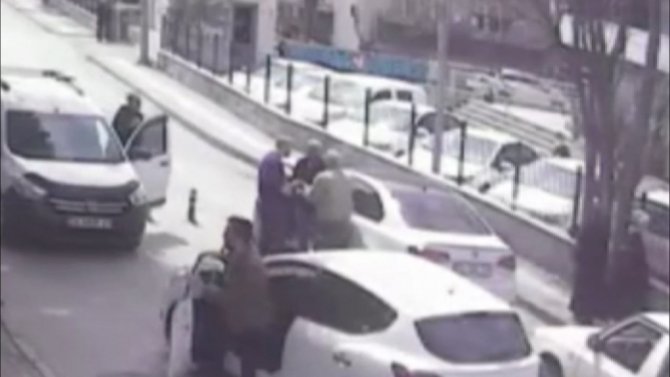 Trafikte yol boks ringine döndü