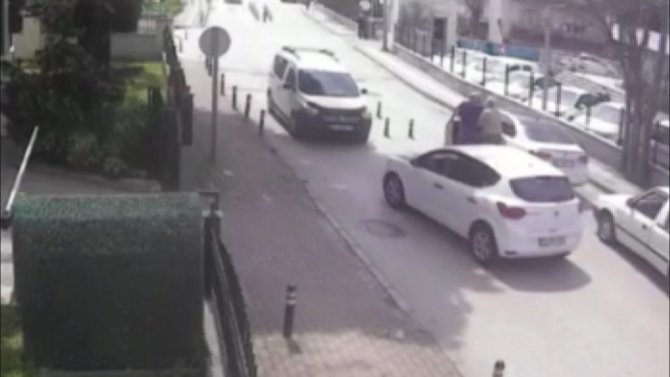 Trafikte yol boks ringine döndü