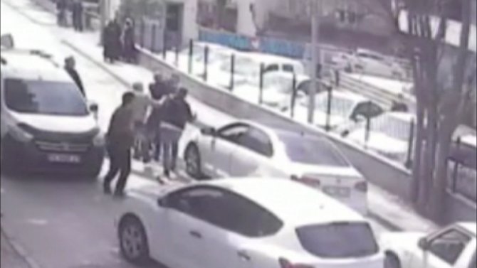 Trafikte yol boks ringine döndü